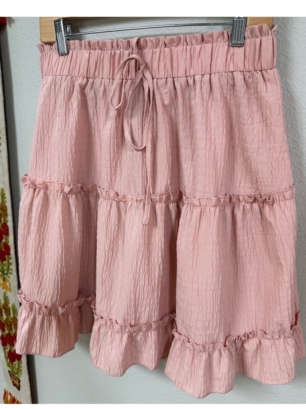 Ruffle tiered mini skirt in a pink crinkle fabric - Picture 2 of 7